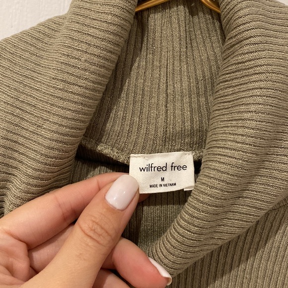 Aritzia Wilfred Free Nova Turtleneck - SAGE GREEN - Picture 6 of 6